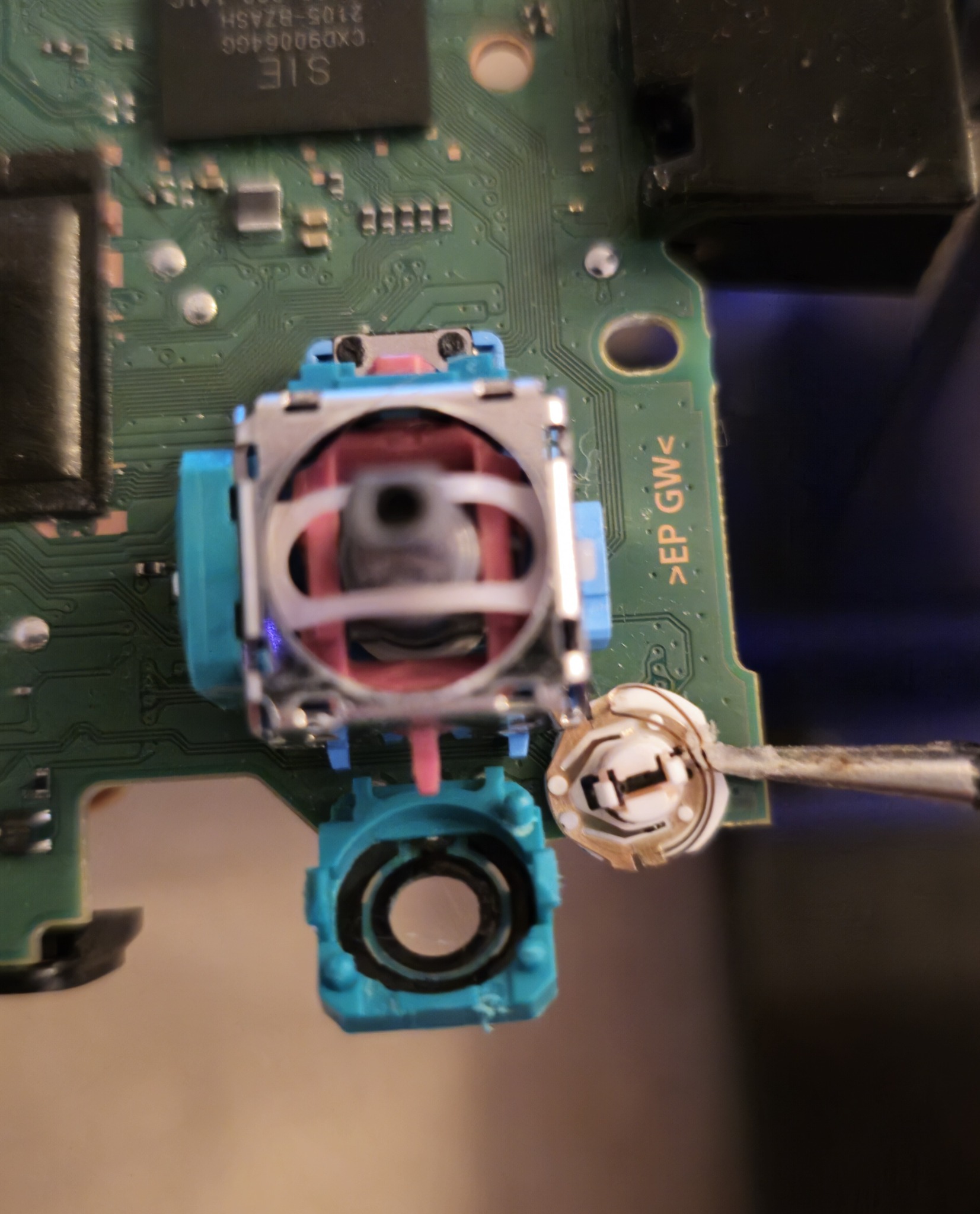 Reparatur eines Analogsticks auf einer Controller-Platine